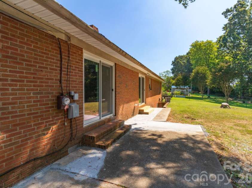 115 Monroe Drive, Lexington, NC 27295.  MLS# CAR4426243, YatesRealty ID 51733. 