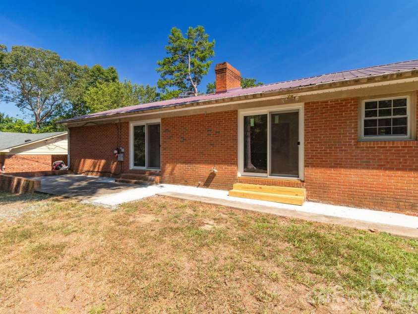 115 Monroe Drive, Lexington, NC 27295.  MLS# CAR4426243, YatesRealty ID 51733. 