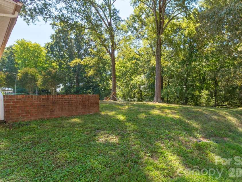 115 Monroe Drive, Lexington, NC 27295.  MLS# CAR4426243, YatesRealty ID 51733. 
