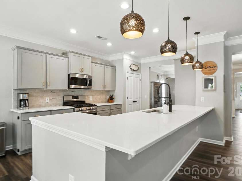130 Sierra Chase Drive, Statesville, NC 28677.  MLS# CAR4425890, YatesRealty ID 51734. Breakfast Bar seats 4!