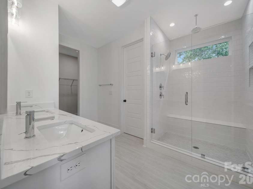 1016 Rockway Drive, Charlotte, NC 28205.  MLS# CAR4423639, YatesRealty ID 51737. 