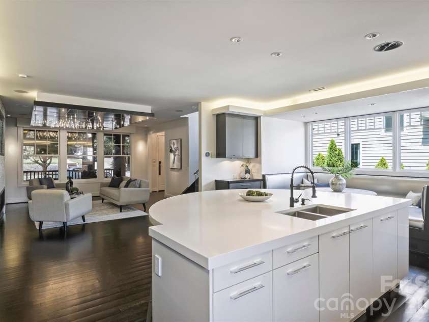 423 Summit Avenue, Charlotte, NC 28208.  MLS# CAR4403714, YatesRealty ID 51742. 