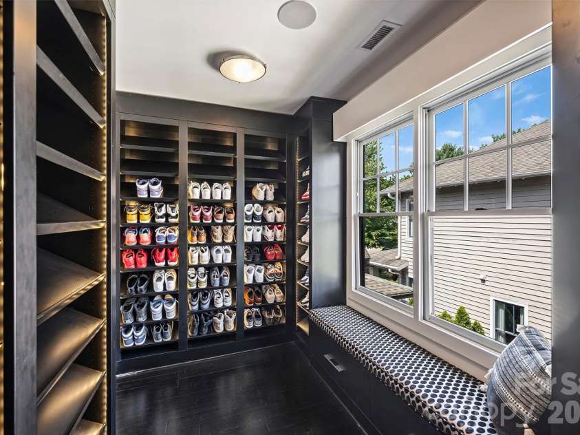 423 Summit Avenue, Charlotte, NC 28208.  MLS# CAR4403714, YatesRealty ID 51742. 