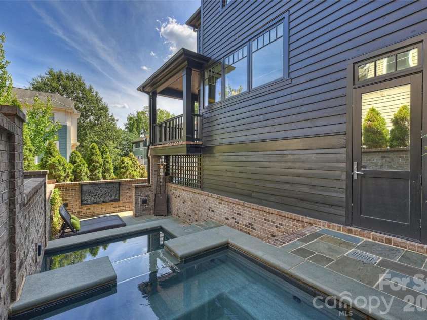 423 Summit Avenue, Charlotte, NC 28208.  MLS# CAR4403714, YatesRealty ID 51742. 