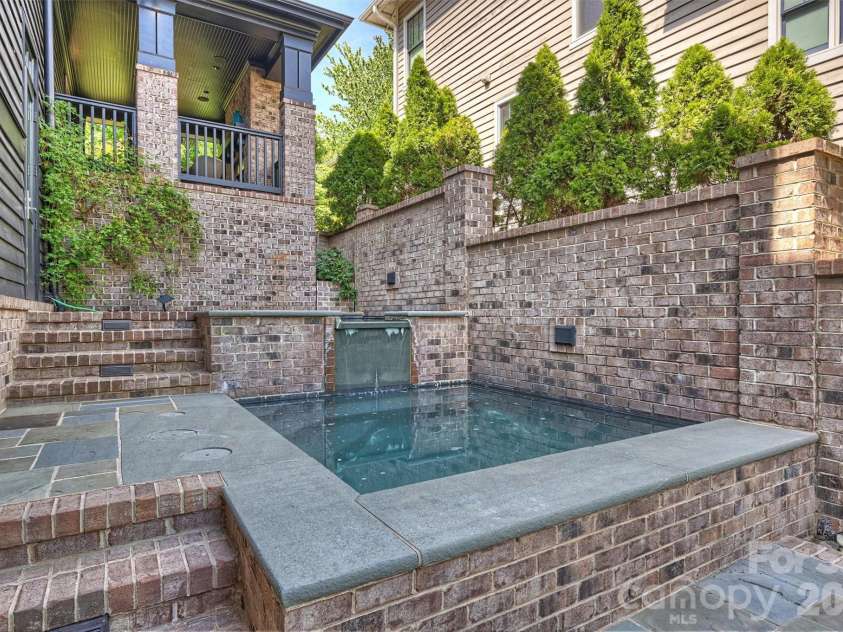 423 Summit Avenue, Charlotte, NC 28208.  MLS# CAR4403714, YatesRealty ID 51742. 