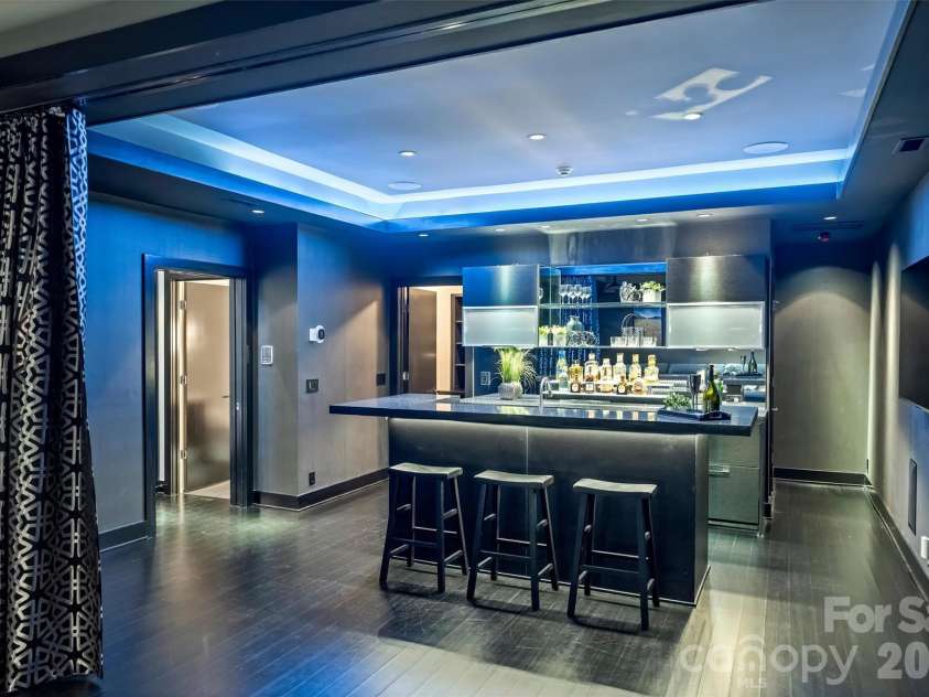 423 Summit Avenue, Charlotte, NC 28208.  MLS# CAR4403714, YatesRealty ID 51742. Entertainment Area