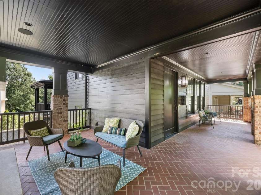 423 Summit Avenue, Charlotte, NC 28208.  MLS# CAR4403714, YatesRealty ID 51742. Fabulous wrap around front porch
