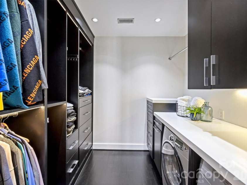 423 Summit Avenue, Charlotte, NC 28208.  MLS# CAR4403714, YatesRealty ID 51742. Laundry/closet