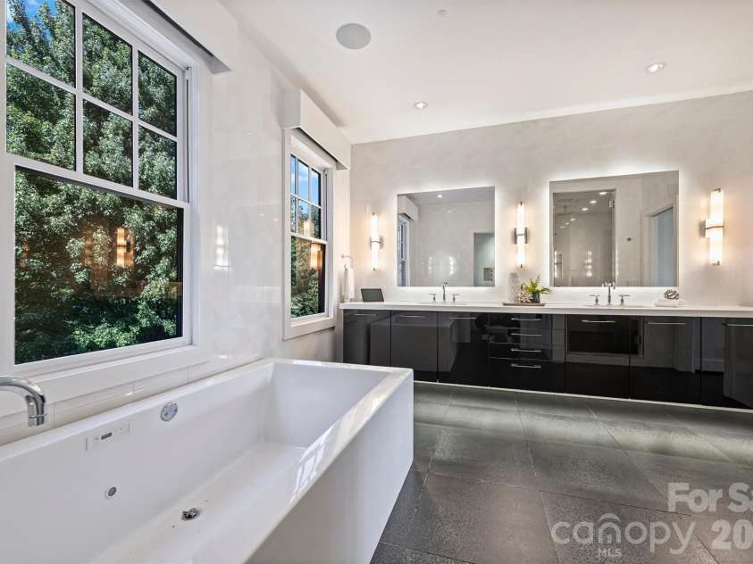 423 Summit Avenue, Charlotte, NC 28208.  MLS# CAR4403714, YatesRealty ID 51742. Primary Bath