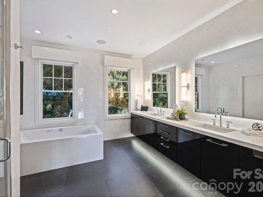 423 Summit Avenue, Charlotte, NC 28208.  MLS# CAR4403714, YatesRealty ID 51742. Primary Bath