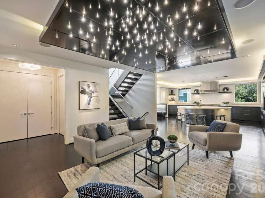 423 Summit Avenue, Charlotte, NC 28208.  MLS# CAR4403714, YatesRealty ID 51742. Welcome inside