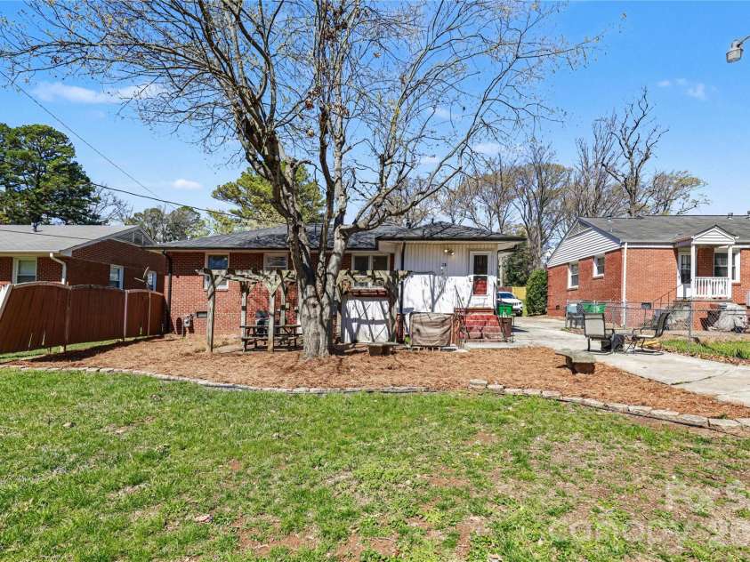 4417 Collingwood Drive, Charlotte, NC 28209.  MLS# CAR4359003, YatesRealty ID 5175. 