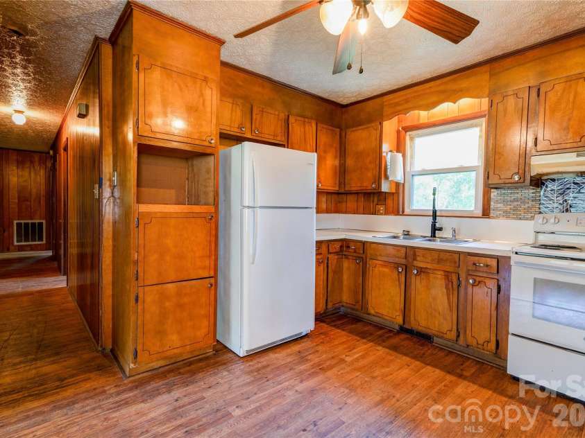 720 Levi Street, Shelby, NC 28152.  MLS# CAR4413161, YatesRealty ID 51754. 