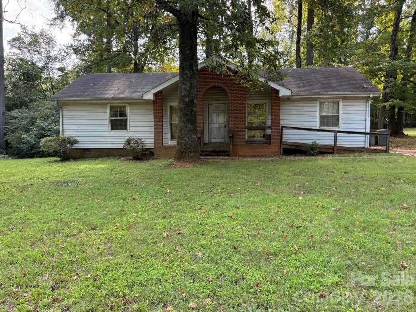523 Culloden Court, Charlotte, NC 28214.  MLS# CAR4426204, YatesRealty ID 51755. 