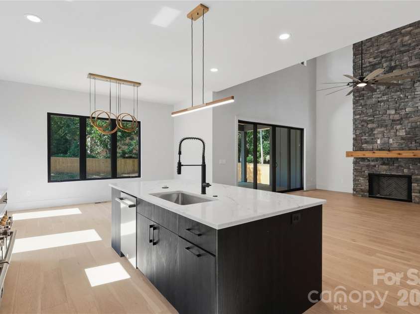 1433 Sharon Amity Road, Charlotte, NC 28211.  MLS# CAR4426029, YatesRealty ID 51760. 