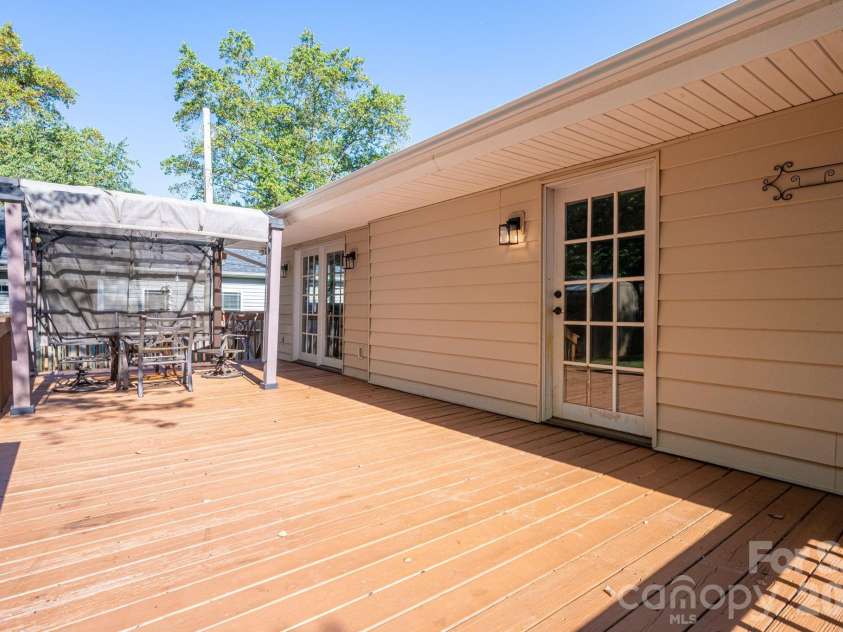 313 Willis Road, Dallas, NC 28034.  MLS# CAR4424166, YatesRealty ID 51767. 