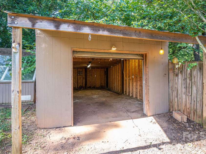 313 Willis Road, Dallas, NC 28034.  MLS# CAR4424166, YatesRealty ID 51767. 