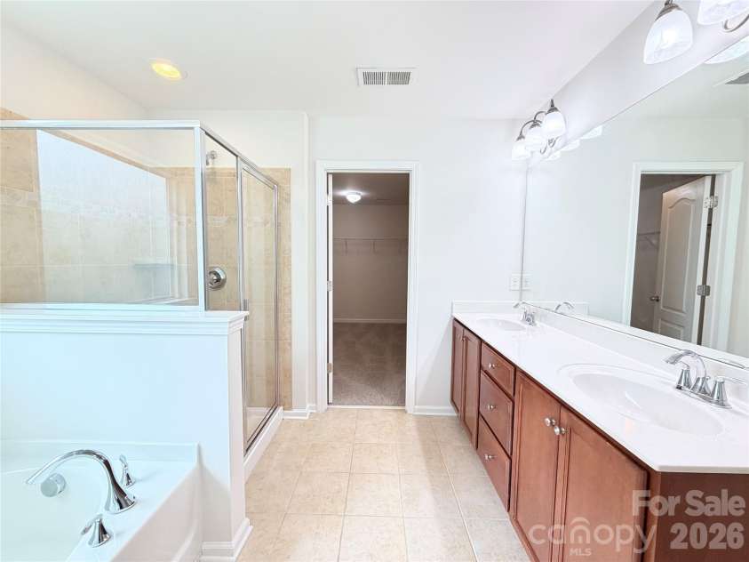 7230 Kinley Commons Lane, Charlotte, NC 28278.  MLS# CAR4426308, YatesRealty ID 51777. 