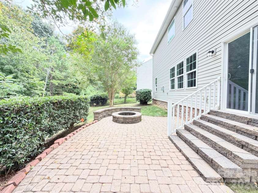 7230 Kinley Commons Lane, Charlotte, NC 28278.  MLS# CAR4426308, YatesRealty ID 51777. 