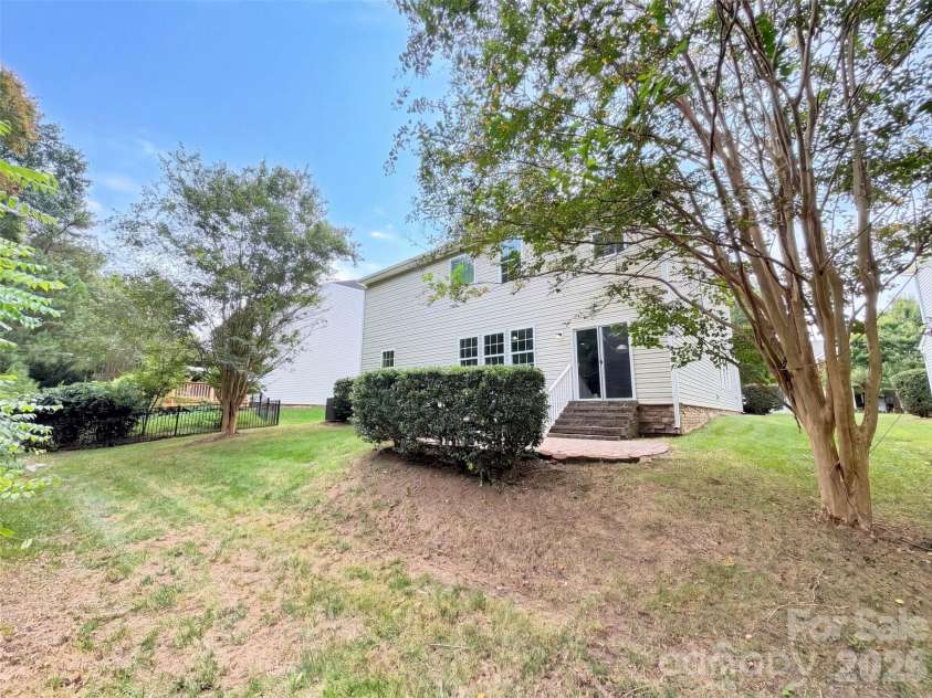7230 Kinley Commons Lane, Charlotte, NC 28278.  MLS# CAR4426308, YatesRealty ID 51777. 