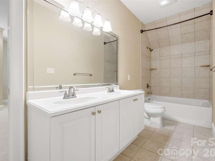7425 Seton House Lane, Charlotte, NC 28277.  MLS# CAR4425124, YatesRealty ID 51778. Full bath 2