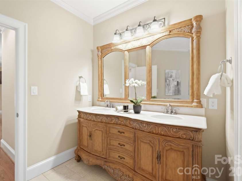 7425 Seton House Lane, Charlotte, NC 28277.  MLS# CAR4425124, YatesRealty ID 51778. Primary bath