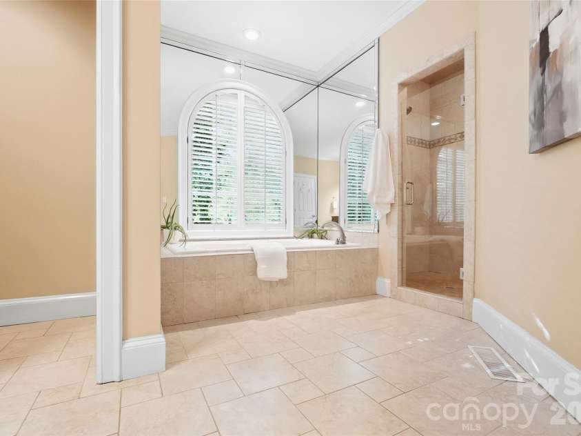 7425 Seton House Lane, Charlotte, NC 28277.  MLS# CAR4425124, YatesRealty ID 51778. Primary bath