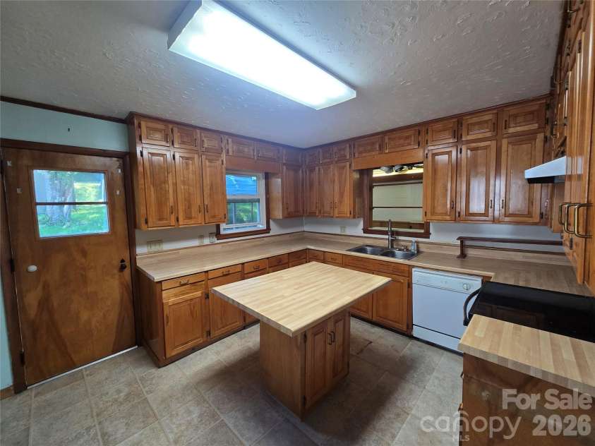159 Hubert Street, Newland, NC 28657.  MLS# CAR4426333, YatesRealty ID 51794. 