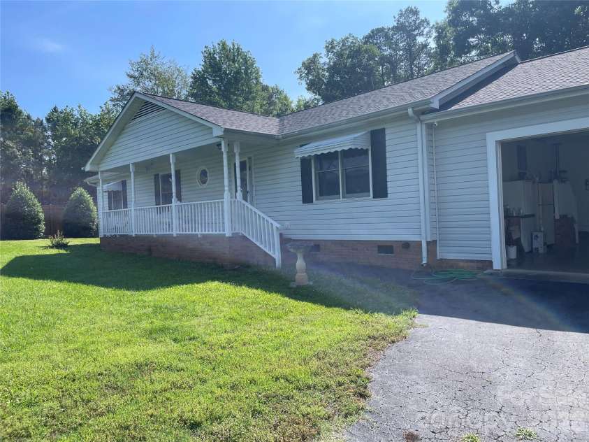 6630 Stevens Mill Road, Matthews, NC 28104.  MLS# CAR4403202, YatesRealty ID 51797. 