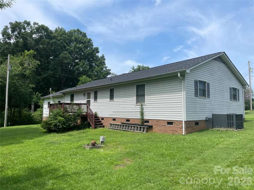 6630 Stevens Mill Road, Matthews, NC 28104.  MLS# CAR4403202, YatesRealty ID 51797. 