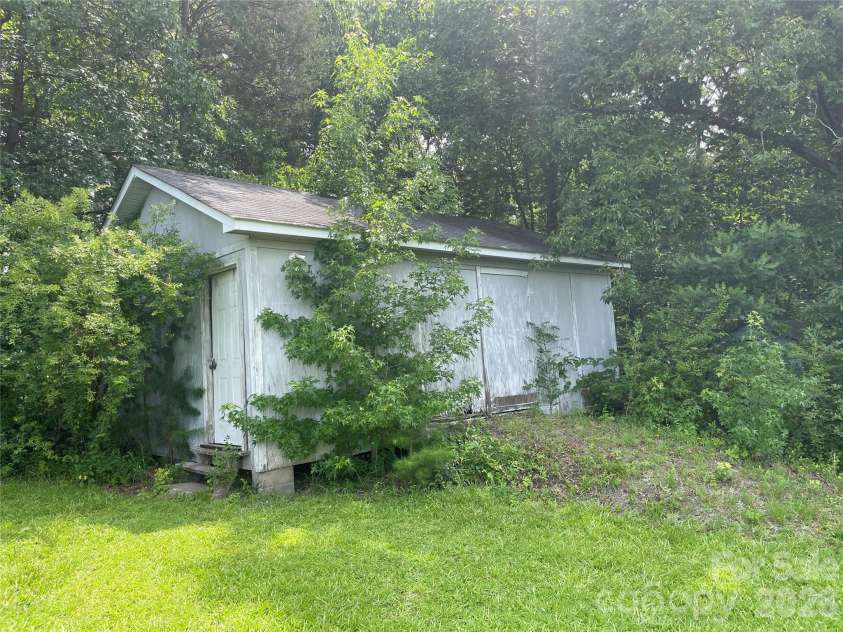 6630 Stevens Mill Road, Matthews, NC 28104.  MLS# CAR4403202, YatesRealty ID 51797. 