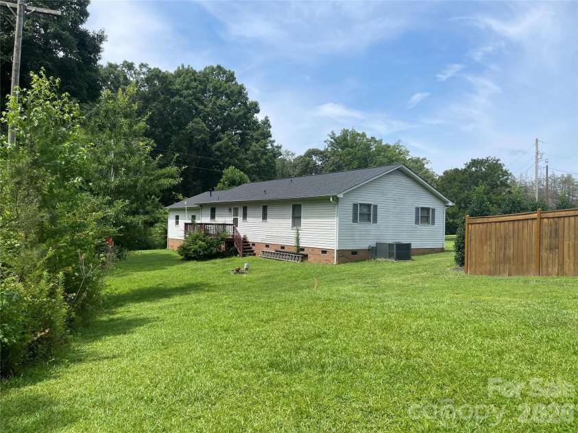 6630 Stevens Mill Road, Matthews, NC 28104.  MLS# CAR4403202, YatesRealty ID 51797. 