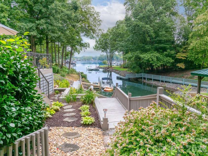 20019 Chapel Point Lane, Cornelius, NC 28031.  MLS# CAR4426213, YatesRealty ID 51799. 