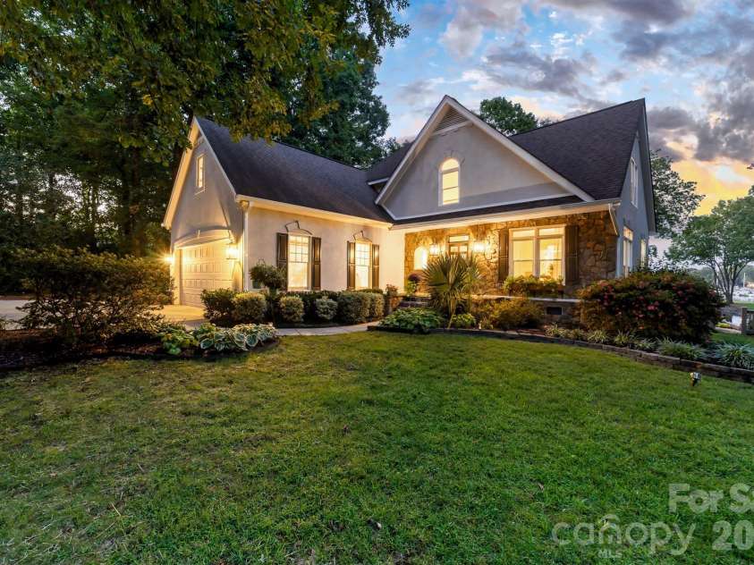 20019 Chapel Point Lane, Cornelius, NC 28031.  MLS# CAR4426213, YatesRealty ID 51799. 