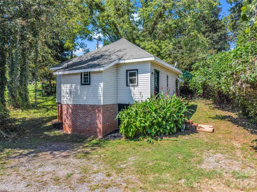 795 Tate Street, Marion, NC 28752.  MLS# CAR4426347, YatesRealty ID 51801. 