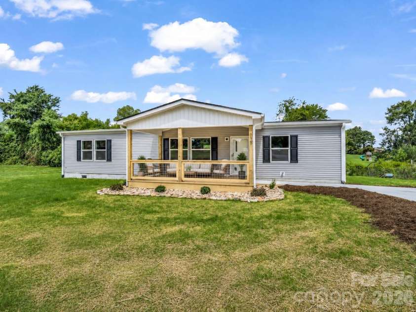 115 Maplewood Knoll Drive, Flat Rock, NC 28726.  MLS# CAR4403782, YatesRealty ID 51807. 
