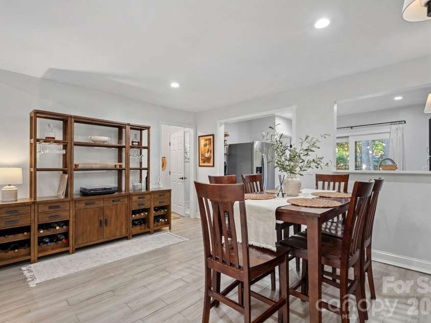 8331 Trail View Drive, Charlotte, NC 28226.  MLS# CAR4418749, YatesRealty ID 51810. Dining Area