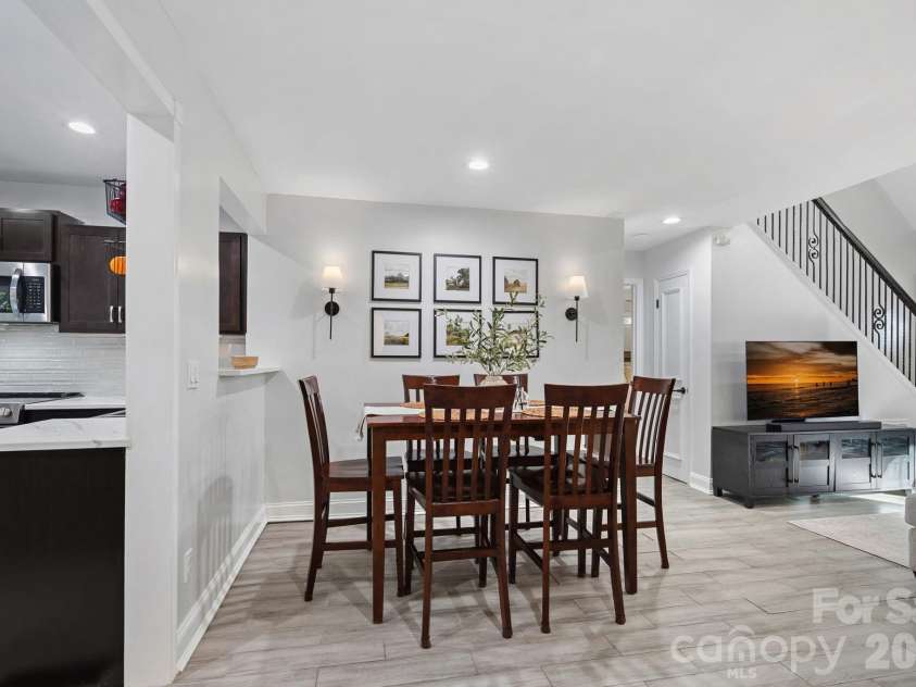 8331 Trail View Drive, Charlotte, NC 28226.  MLS# CAR4418749, YatesRealty ID 51810. Dining Area
