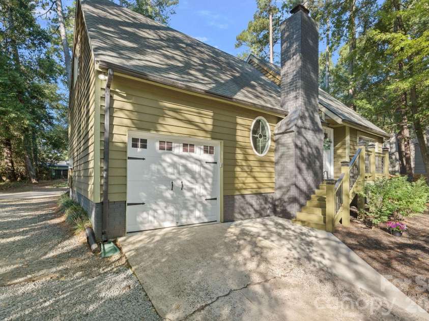 8331 Trail View Drive, Charlotte, NC 28226.  MLS# CAR4418749, YatesRealty ID 51810. Garage