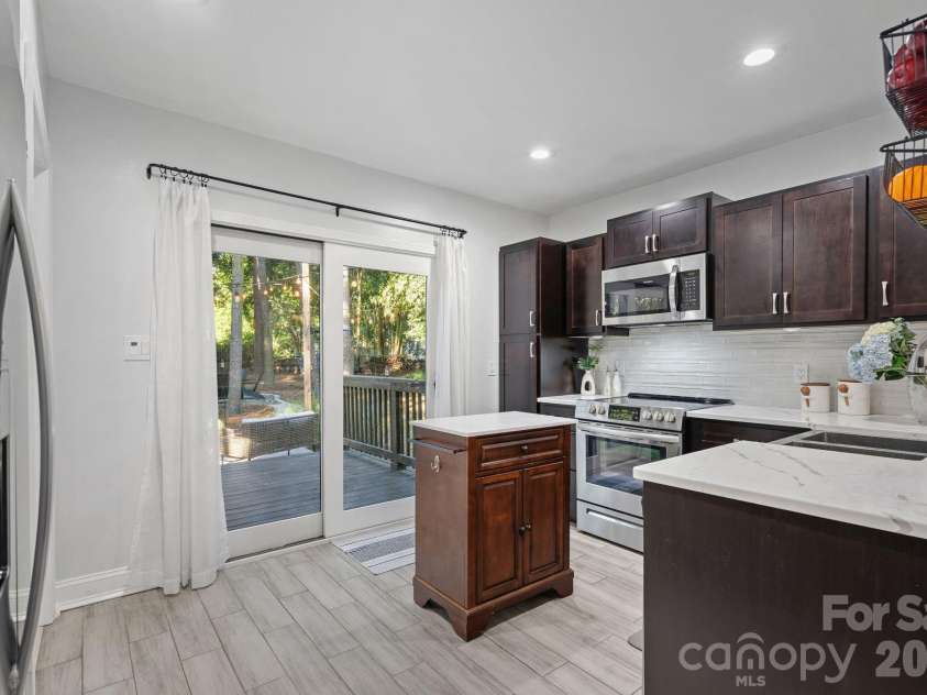8331 Trail View Drive, Charlotte, NC 28226.  MLS# CAR4418749, YatesRealty ID 51810. Kitchen