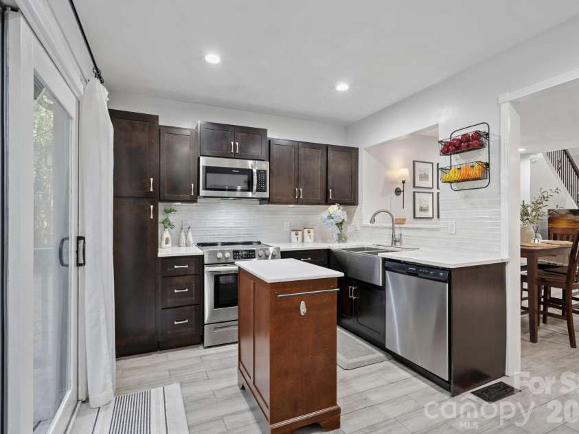 8331 Trail View Drive, Charlotte, NC 28226.  MLS# CAR4418749, YatesRealty ID 51810. Kitchen