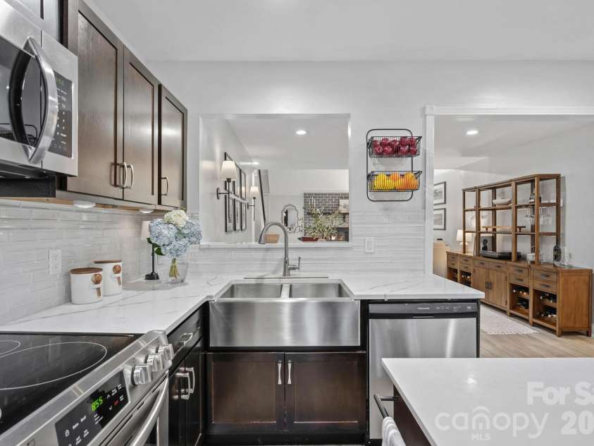 8331 Trail View Drive, Charlotte, NC 28226.  MLS# CAR4418749, YatesRealty ID 51810. Kitchen looking towards dining area