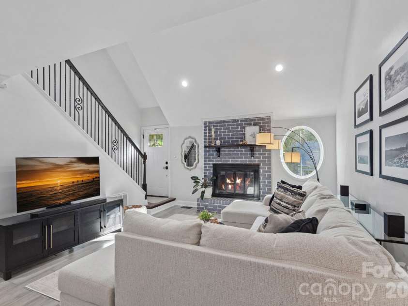 8331 Trail View Drive, Charlotte, NC 28226.  MLS# CAR4418749, YatesRealty ID 51810. Living room looking toward front door