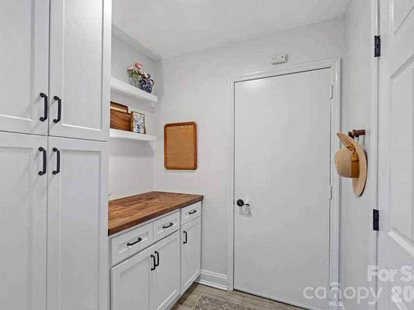 8331 Trail View Drive, Charlotte, NC 28226.  MLS# CAR4418749, YatesRealty ID 51810. Lower level pantry and drop zone
