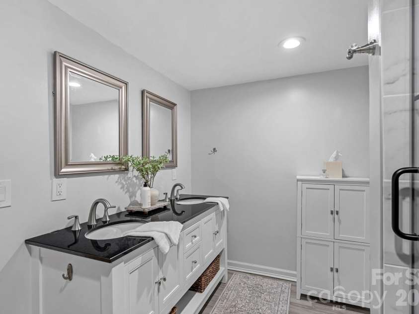 8331 Trail View Drive, Charlotte, NC 28226.  MLS# CAR4418749, YatesRealty ID 51810. Primary bathroom on main level