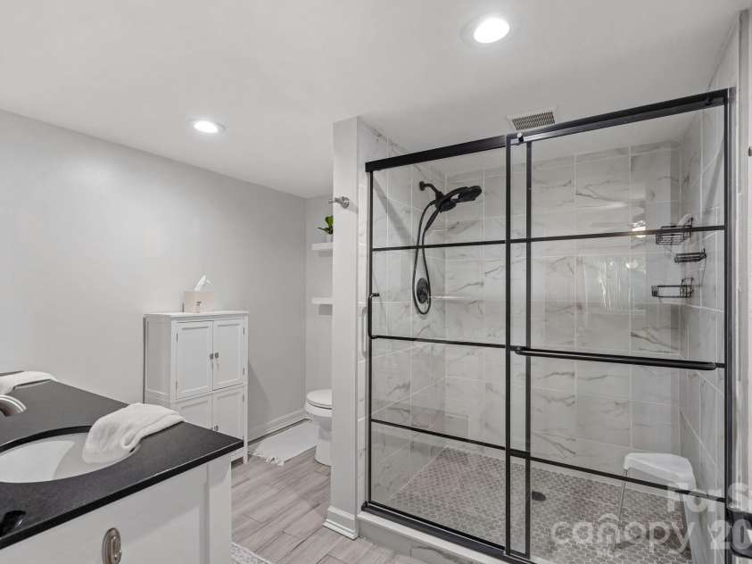 8331 Trail View Drive, Charlotte, NC 28226.  MLS# CAR4418749, YatesRealty ID 51810. Primary bathroom on main level