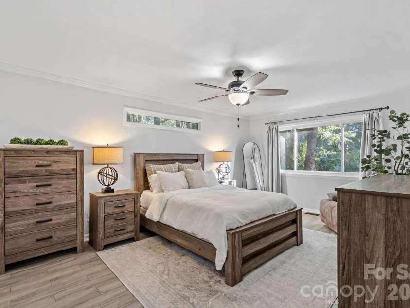 8331 Trail View Drive, Charlotte, NC 28226.  MLS# CAR4418749, YatesRealty ID 51810. Primary bedroom on main level