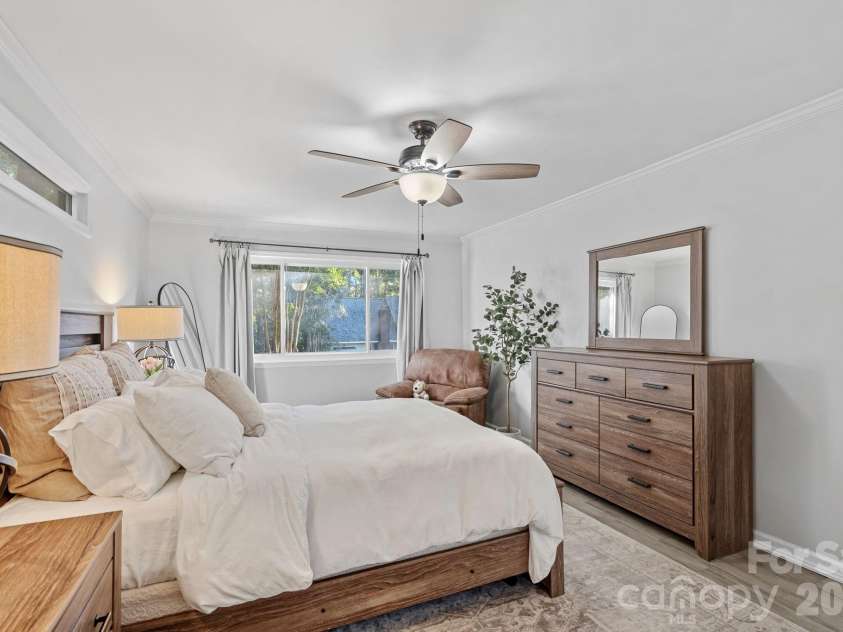 8331 Trail View Drive, Charlotte, NC 28226.  MLS# CAR4418749, YatesRealty ID 51810. Primary bedroom on main level