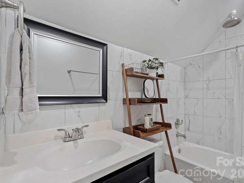 8331 Trail View Drive, Charlotte, NC 28226.  MLS# CAR4418749, YatesRealty ID 51810. Upper level full bathroom