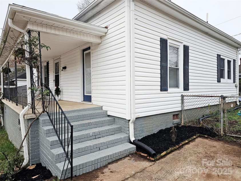 25 2nd Street, Cramerton, NC 28032.  MLS# CAR4327539, YatesRealty ID 51812. 